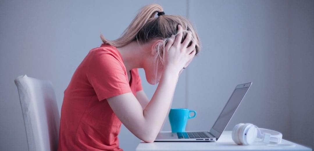 mujer atrapada en problemas sin salida