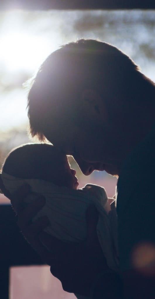 padre sosteniendo a su hijo